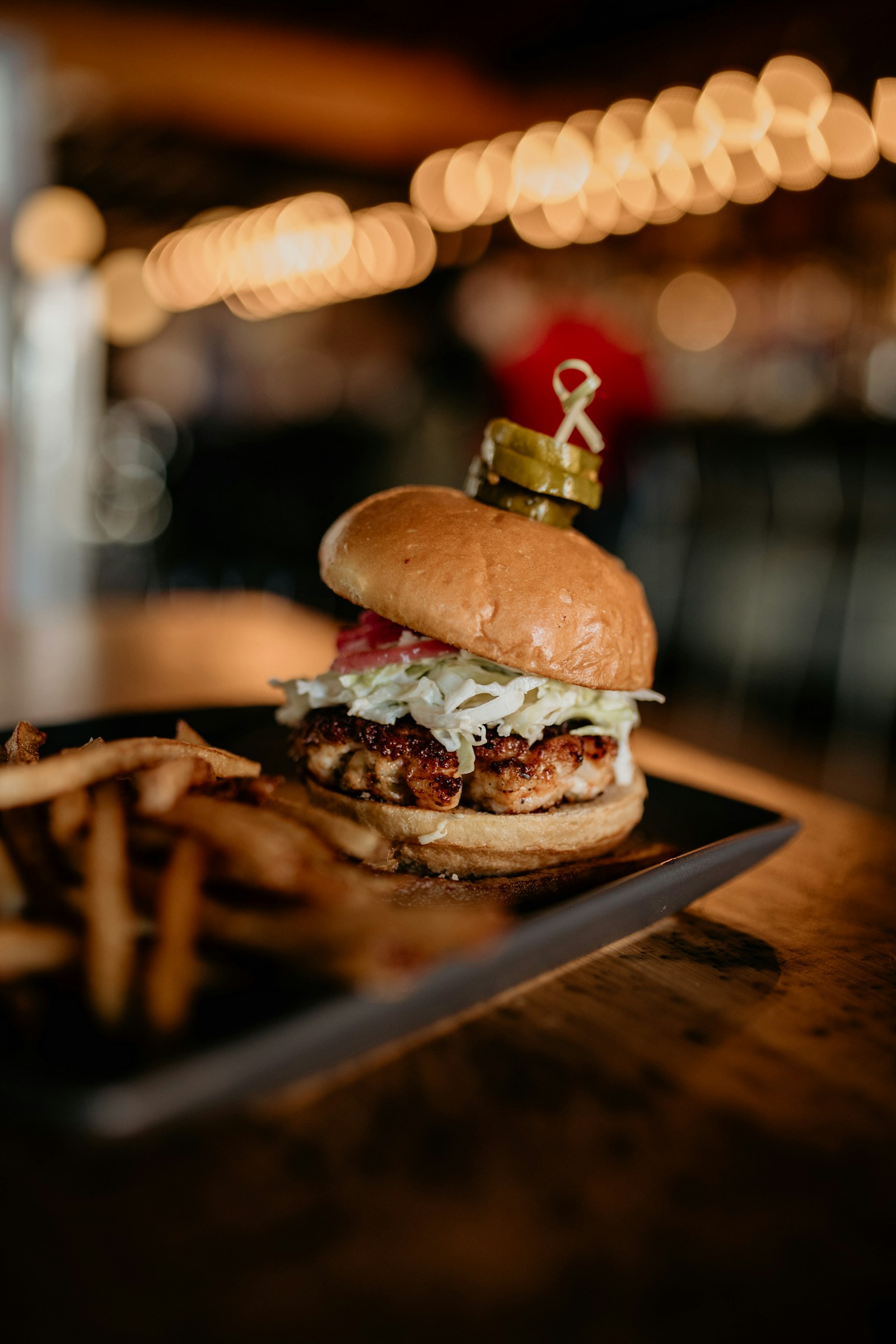 Burger maison servi avec frites