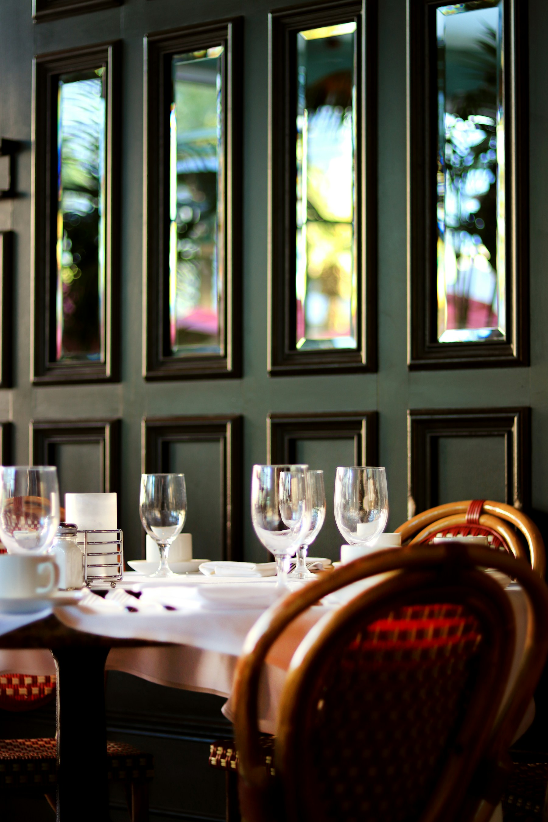 Table dressée dans une ambiance bistrot